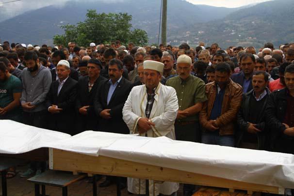 Denizde boğulan üç kardeş toprağa verildi