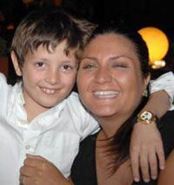 Ünlü sanatçı Sibel Can, Sulhi Aksüt’le evliliğinden olan oğlu Emir büyüdü. Can, 1999 yılında ilk eşi Uraldan boşanan ve ertesi yıl Sulhi Aksüt ile evlenmiş ve bir çocuğu olmuştu...MİLLİYET MAGAZİN SERVİSİ