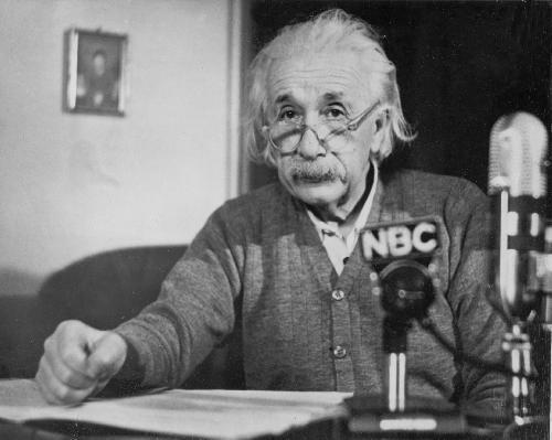Albert Einstein çoğu insan tarafından dahi olarak görülür. Şu ana kadaryaşamış en etkili bilim insanı olmanın yanında teorik fizikçi, filozof ve yazardı. Bilimebirçokkatkısağlamış Einstein’ınbaşarı sırlarını merak ediyor musunuz İşte Einstein’dan10hayatdersi...