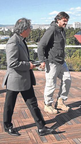 ‘Sizin Başbakan Sırplarla tokalaşınca niye sorun olmuyor’
