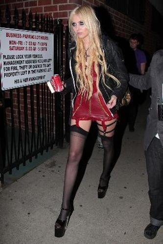 Sahneyi çıplak hayranları bastı