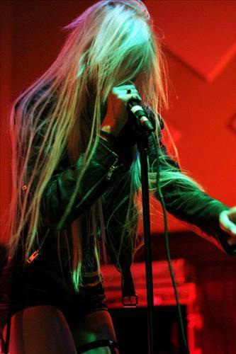 Sahneyi çıplak hayranları bastı