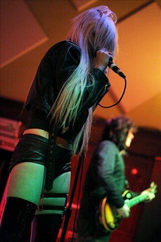 Sahneyi çıplak hayranları bastı