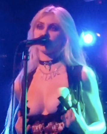 Sahneyi çıplak hayranları bastı