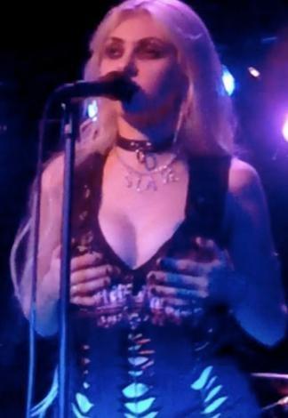 Sahneyi çıplak hayranları bastı