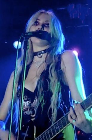 Sahneyi çıplak hayranları bastı