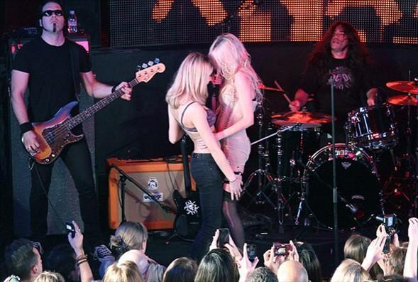 Sahneyi çıplak hayranları bastı