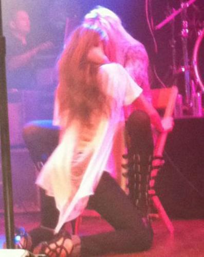 Sahneyi çıplak hayranları bastı