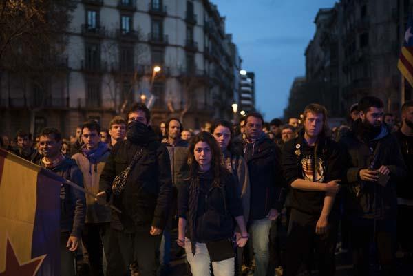 Katalonyada göstericiler polisle çatıştı: 52 yaralı