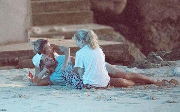 Sahilde kimseye aldırmadılar