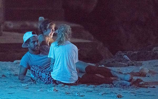 Sahilde kimseye aldırmadılar