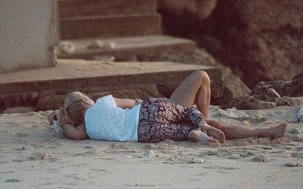 Sahilde kimseye aldırmadılar