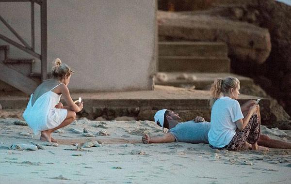 Sahilde kimseye aldırmadılar