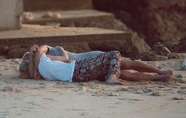 Sahilde kimseye aldırmadılar