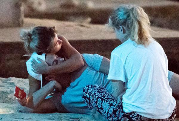 Sahilde kimseye aldırmadılar