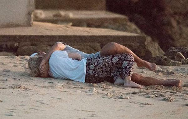 Sahilde kimseye aldırmadılar