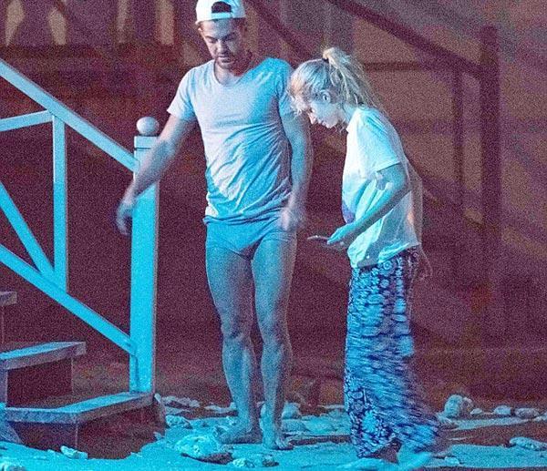 Sahilde kimseye aldırmadılar