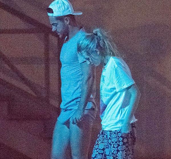 Sahilde kimseye aldırmadılar