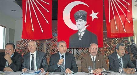 CHP’de demokrasi isteyenler imza toplamaya başladı