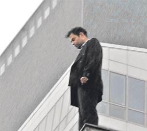 Atladı, brandadan yere düşüp öldü
