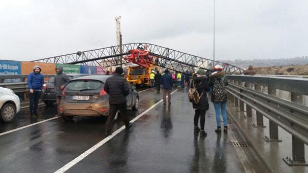 Son dakika: Büyükçekmecede vinç devrildi Yol trafiğe tamamen kapatıldı...