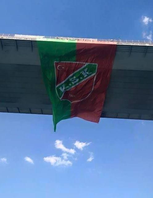Karşıyaka bayrağı Boğaziçi Köprüsünde