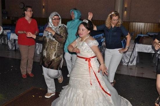 Engelli genç kız hayali damatla evlendi