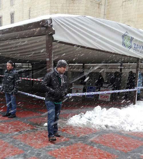 Son dakika: Ataköy Camisinde can pazarı Tente cenaze namazı kılanların üzerine çöktü