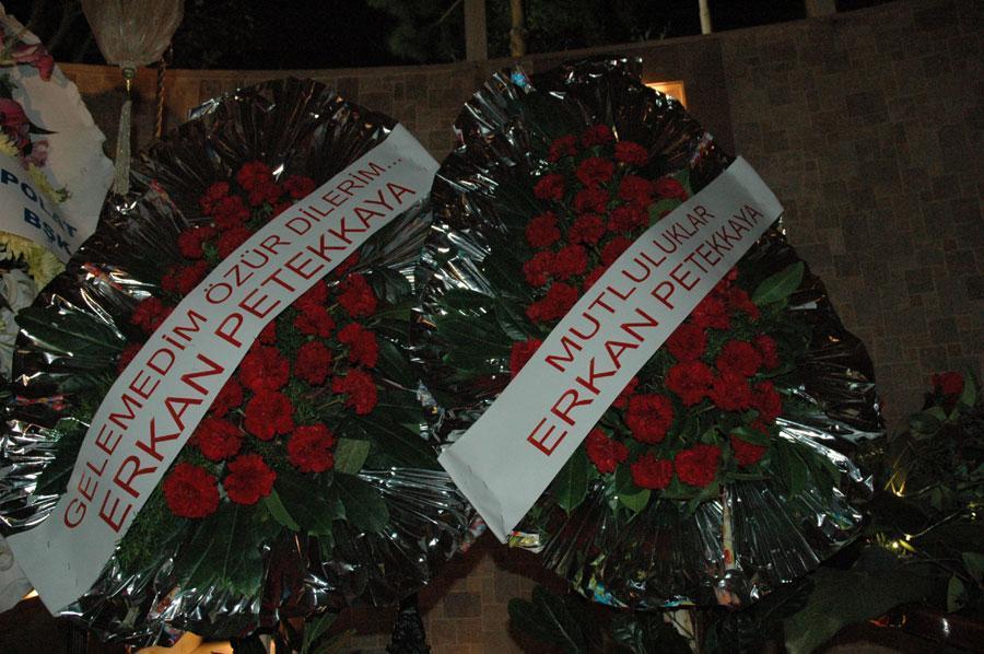 Acun koltuk değnekleriyle geldi