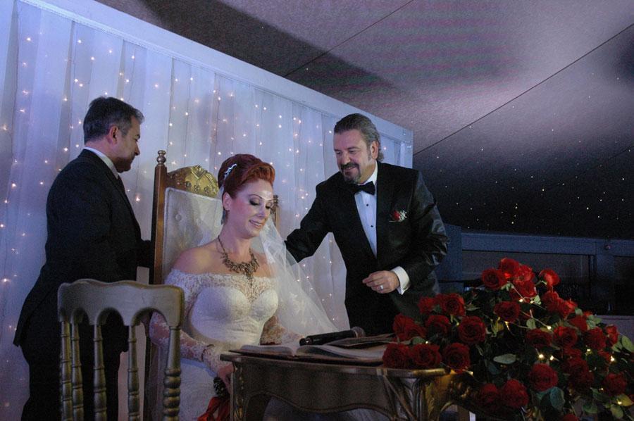 Acun koltuk değnekleriyle geldi