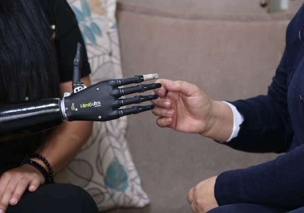 Yaşadıkları yıldırmadı, Revoyla hayata tutundu