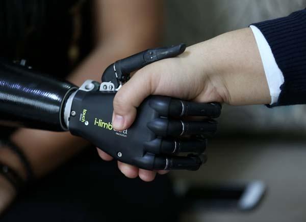 Yaşadıkları yıldırmadı, Revoyla hayata tutundu