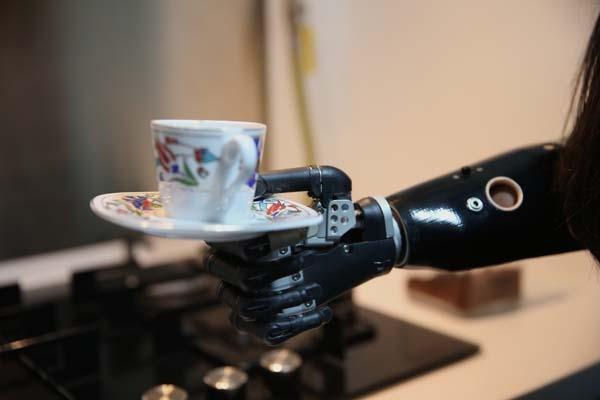 Yaşadıkları yıldırmadı, Revoyla hayata tutundu