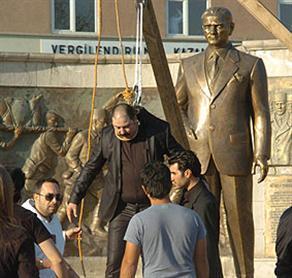 Atatürk heykelinin önünde astılar