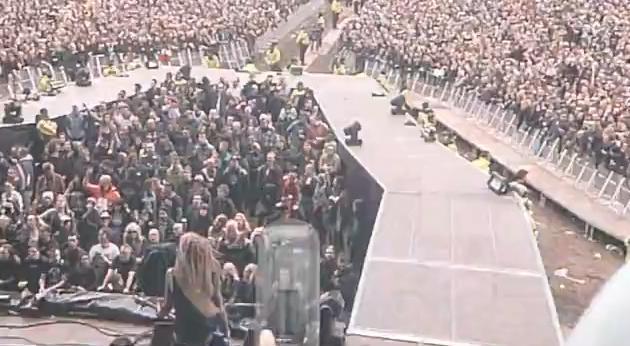 Bu konserde göğüslerini açmayan kız kalmadı