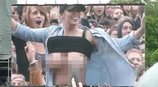 Bu konserde göğüslerini açmayan kız kalmadı