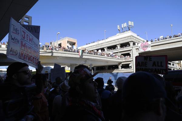 Son dakika: Trumpa tepkiler büyüyor Ünlü yıldızlar kürsüden haykırdı