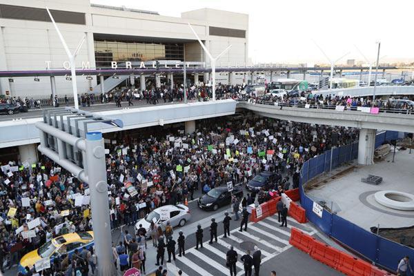 Son dakika: Trumpa tepkiler büyüyor Ünlü yıldızlar kürsüden haykırdı