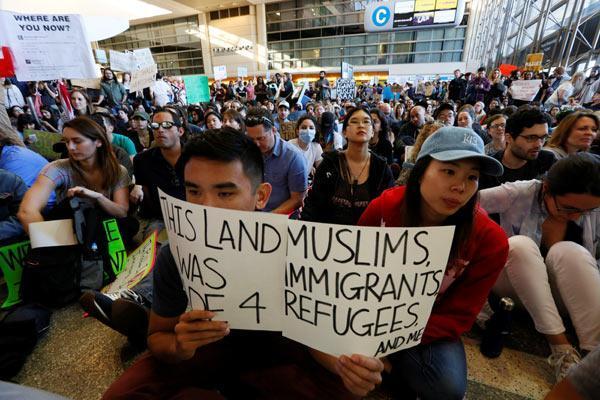Son dakika: Trumpa tepkiler büyüyor Ünlü yıldızlar kürsüden haykırdı