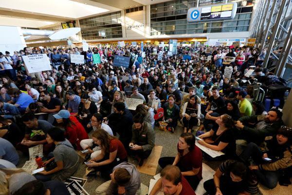 Son dakika: Trumpa tepkiler büyüyor Ünlü yıldızlar kürsüden haykırdı