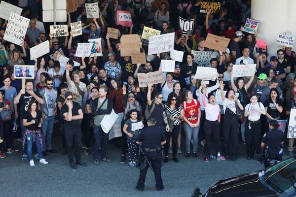Son dakika: Trumpa tepkiler büyüyor Ünlü yıldızlar kürsüden haykırdı