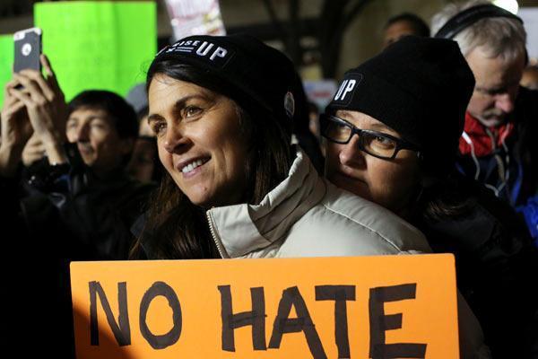 Son dakika: Trumpa tepkiler büyüyor Ünlü yıldızlar kürsüden haykırdı