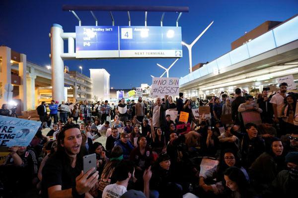 Son dakika: Trumpa tepkiler büyüyor Ünlü yıldızlar kürsüden haykırdı