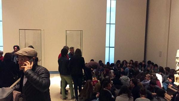 Son dakika: Fransada müzeye girmeye çalışan palalı saldırgan vuruldu