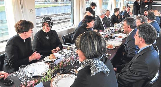 İsviçre’de Gül’e ‘ekmek katık’ sürprizi