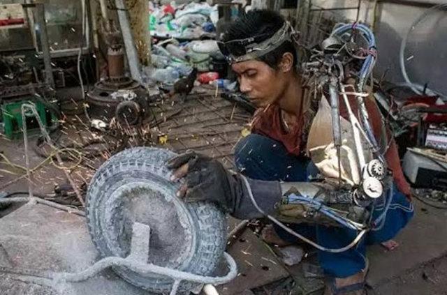 Hurdalardan biyonik kol yaptı Hurdalardan biyonik kol yaptı