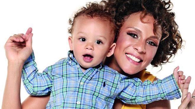 Defne Joy Fosterin oğlu büyüdü