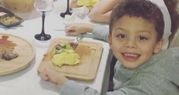 Defne Joy Fosterin oğlu büyüdü