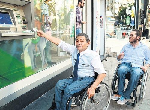 Istanbul engellileri evine hapsediyor