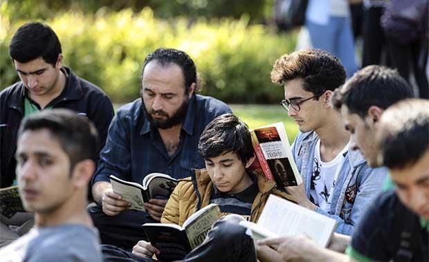 Öğrenciler sokakta kitap okudu
